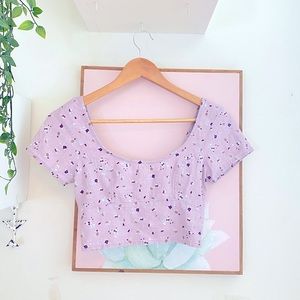 LILAC CROPPED COTTON TEE WITH FLOWER PRINT AND A SCOOP NECKLINE!